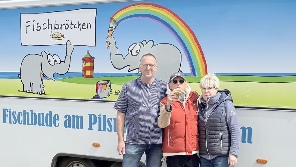 Otto Waalkes stattete der Fischbude am Pilsumer Leuchtturm am 15. Mai 2026 einen Besuch ab. Fischbudenbetreiber Michael und Heike Everwien hatten den Komiker auf ein Krabbenbrötchen eingeladen. Foto: Michael Everwien/Facebook Fischbude am Pilsumer Leuchtturm