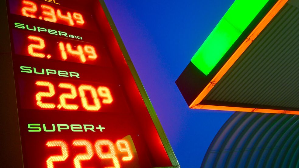 Laut einer aktuellen Analyse hat seit Einführung der 12-Uhr-Regel jede vierte Tankstelle die Preise außerhalb des gesetzlich vorgeschriebenen Zeitfensters angehoben. Foto: dpa/Sebastian Gollnow