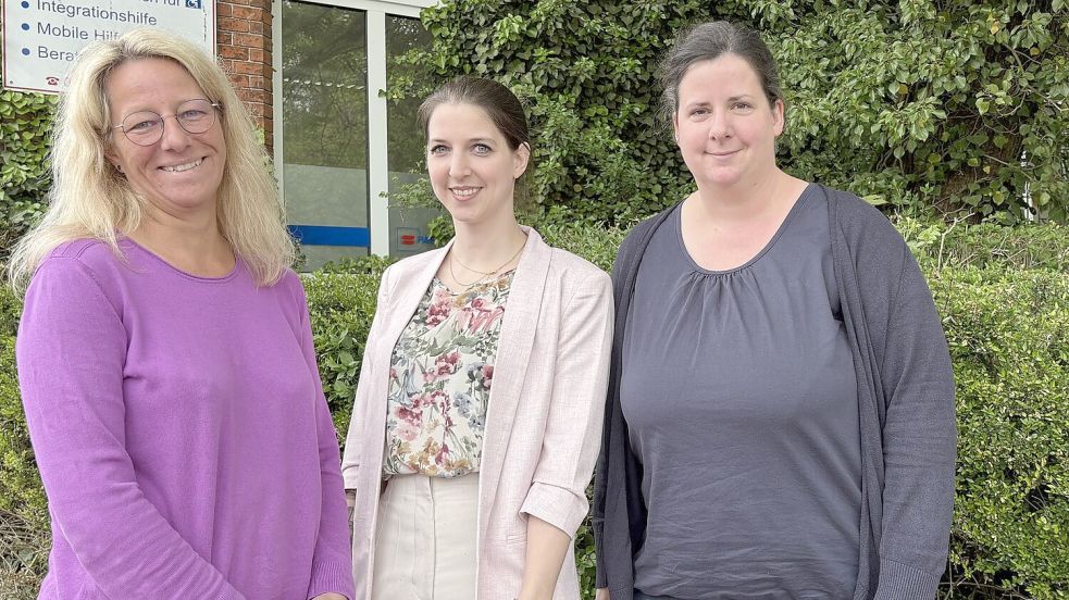 Yasmina Gutzeit (Mitte) erhält bei der Gründung der Selbsthilfegruppe Unterstützung von Sandra Lotz-Kappelhoff (links) und Kirsten Suhr von der Selbsthilfekontaktstelle des Paritätischen Wohlfahrtsverbandes. Foto: Mieke Matthes