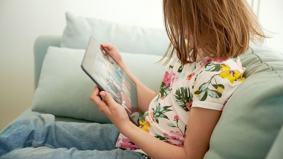Kinder und Jugendliche sind im Netz vielen Gefahren ausgesetzt - Experten von Jugendschutz.net registrierten mehr als 15.000 Jugendschutzverstöße im vergangenen Jahr. (Symbolbild) Foto: Annette Riedl