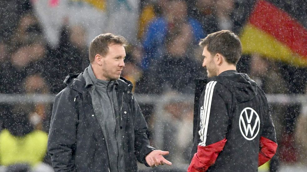 Bundestrainer Nagelsmann (l) bespricht sich mit seinem Assistenten Benjamin Glück. (Archivbild) Foto: Federico Gambarini