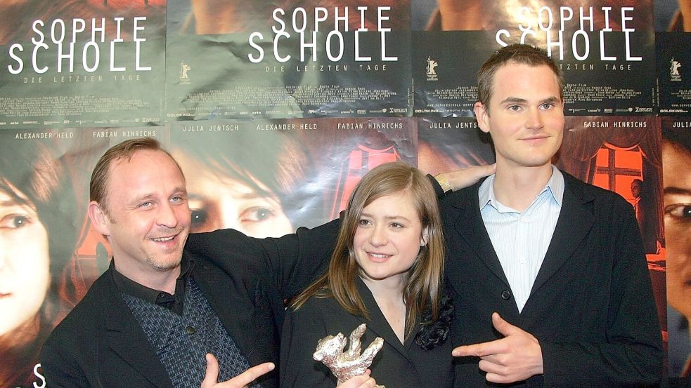 Im Kino war Alexander Held (vrnl) unter anderem im NS-Drama „Sophie Scholl - Die letzten Tage“ zu sehen, neben Julia Jentsch und Fabian Hinrichs. (Archivbild) Foto: Ursula Düren/dpa