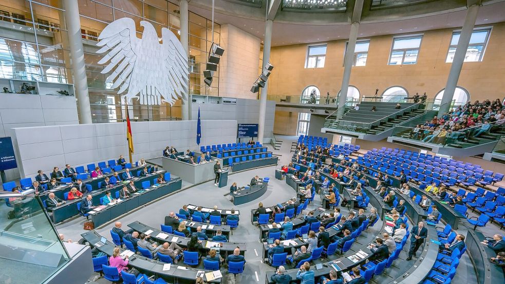 Die 630 Bundestagsabgeordneten werden in diesem Jahr wohl keine Erhöhung bekommen - doch wann wird das beschlossen? (Archivbild) Foto: Michael Kappeler/dpa