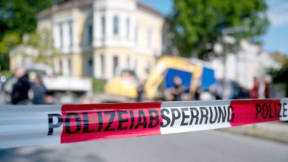 Das Gebiet um die Einsturzstelle ist weiträumig abgesperrt. Foto: Paul Glaser/dpa
