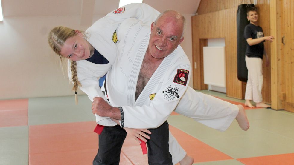Bernhard Campen ist zurück auf der Matte. Nur wenige Monate nach seiner Hüft-OP trainiert der 60-Jährige wieder mit seinen Schülerinnen und Schülern. Foto: Wolf-Rüdiger Saathoff