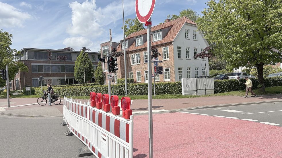 Mit Barke und Schild: Die Auricher Hafenstraße ist seit Dienstag voll gesperrt. Foto: Mieke Matthes