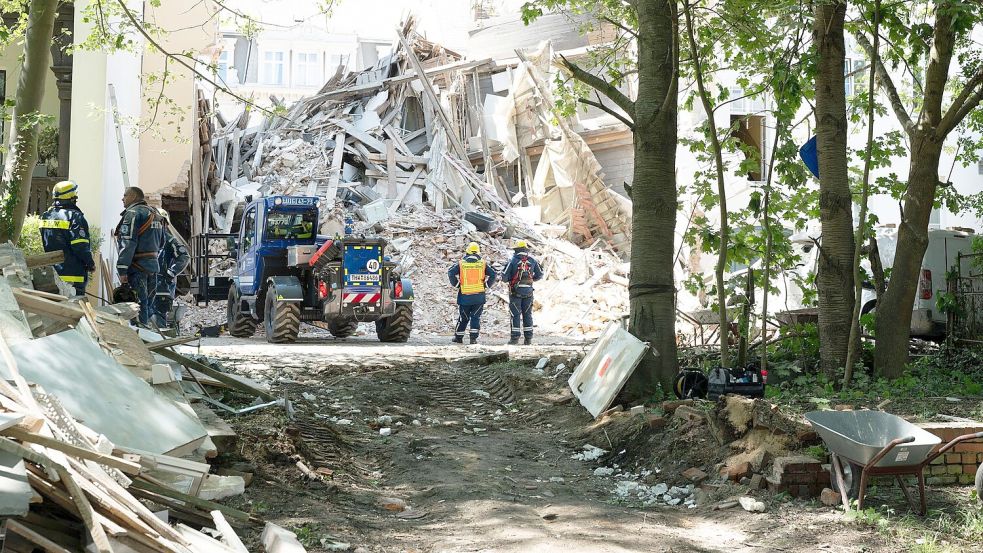 Auch eine Hundestaffel wurde bereitgehalten. Foto: Sebastian Kahnert