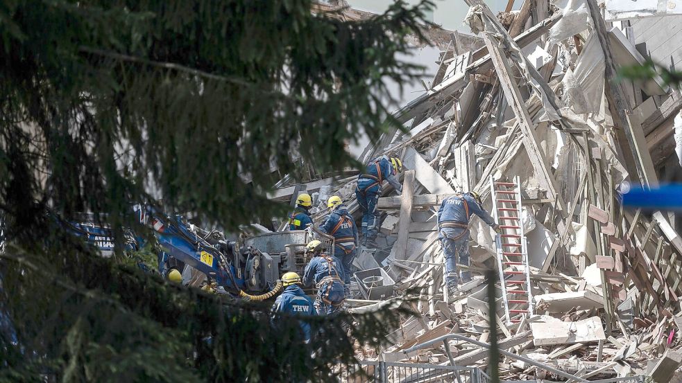 Wettlauf gegen die Zeit - per Hand wird nach Vermissten gesucht. Foto: Paul Glaser/dpa
