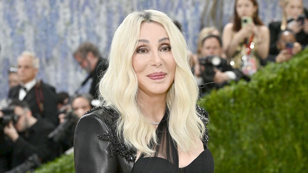 „Es gibt 20 Jahre alte Mädels, die nicht das können, was ich kann“, sagt Cher über sich. Kürzlich nahm sie an der Met Gala 2026 teil. (Archivbild) Foto: Evan Agostini