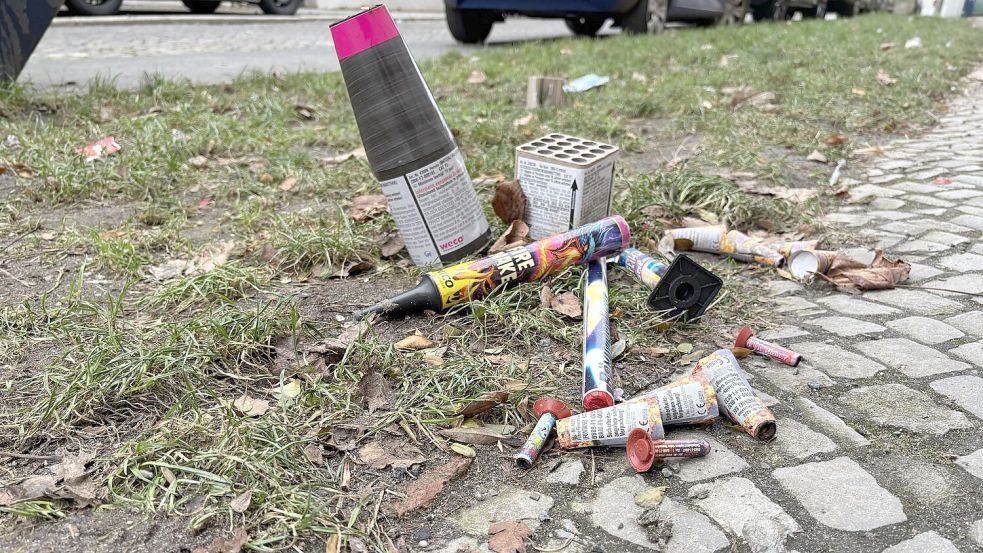 Unter anderem der Müll, den das Zünden von Feuerwerk an Silvester hinterlässt, steht in der Kritik. DPA/Oliver von Riegen