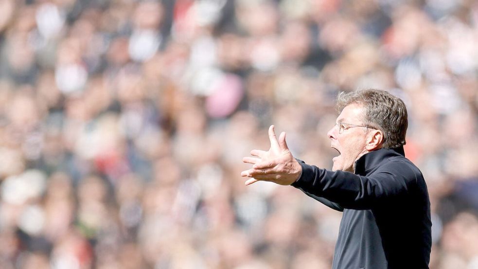 Gibt in Wolfsburg die Richtung vor: Trainer Dieter Hecking. Foto: Philipp Szyza