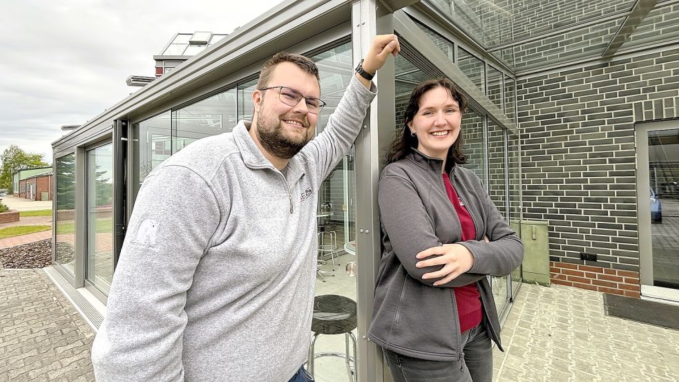 Maike und Malte Eschen führen den Familienbetrieb EBE Eschen Bauelemente in Wiesmoor nach dem Tod ihres Vaters weiter. Hier stehen sie vor einem der selbst gebauten Wintergärten aus Aluminium. Foto: Nicole Böning