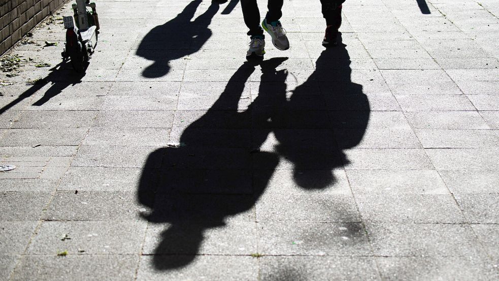 Eine Gruppe Jugendlicher verbreitet Angst unter Schülerinnen und Schülern an der IGS Emden. Symbolfoto: dpa