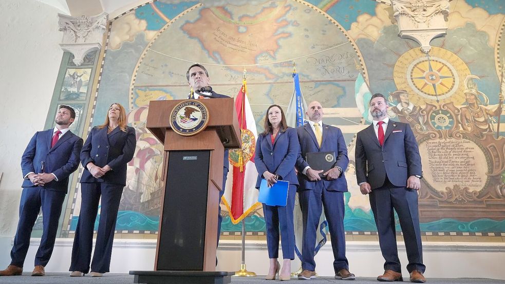 Raúl Castro solle für den Prozess in die USA kommen - egal wie, betont Todd Blanche. Foto: Rebecca Blackwell