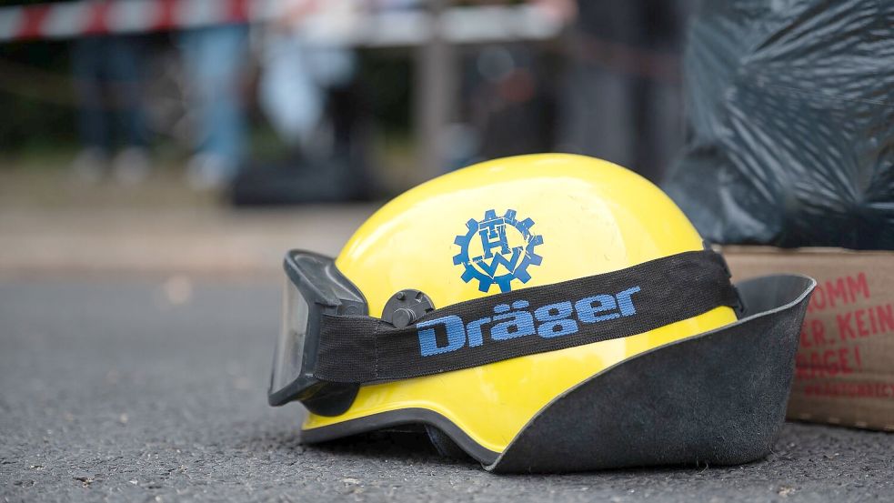 Ein Mitarbeiter des Technischen Hilfswerks hat an der Unglücksstelle in Görlitz seinen Helm abgelegt. Foto: Paul Glaser/dpa