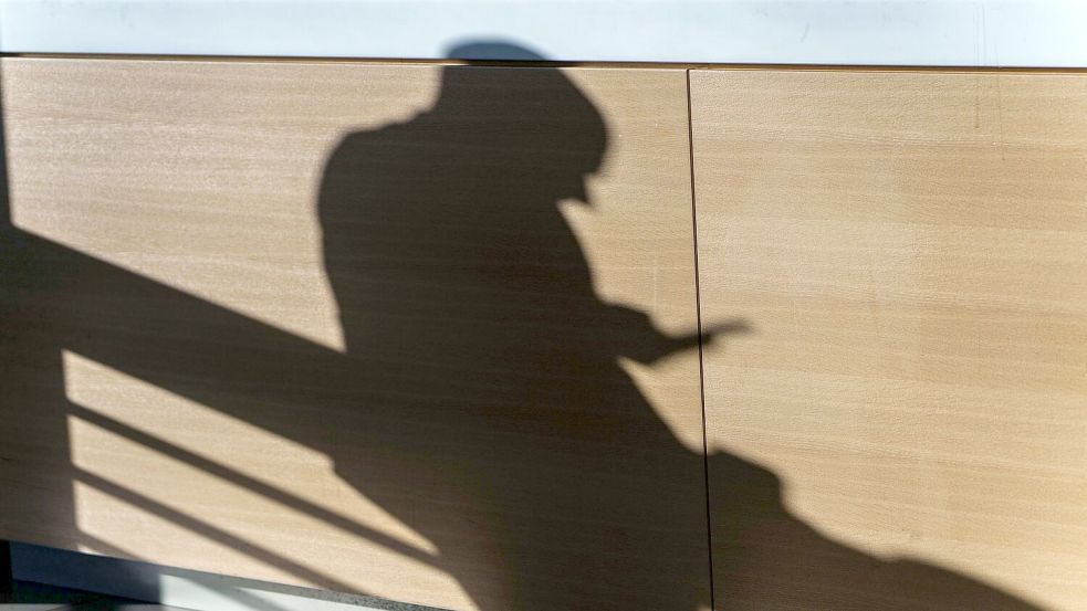 Ständig wandern der Blick und die Hand zum Smartphone: Gerade jüngeren Menschen geht es einer Umfrage der IU Internationalen Hochschule in Erfurt zufolge häufig so. (Symbolbild) Foto: Andreas Arnold