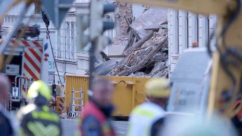 Bei der Vermisstensuche kam auch ein Bagger zum Einsatz. Foto: Sebastian Willnow/dpa