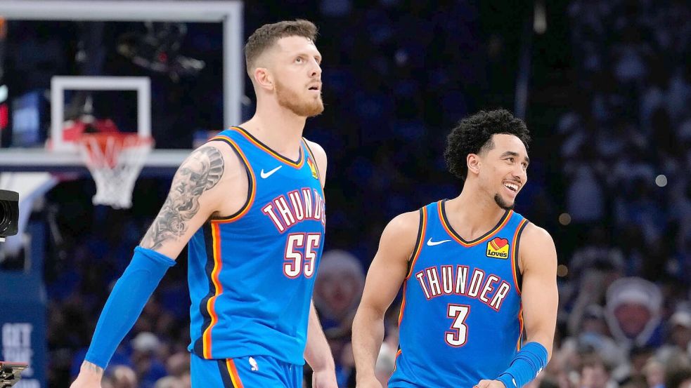 Isaiah Hartenstein (l) überzeugte beim Sieg gegen die San Antonio Spurs. Foto: Tony Gutierrez