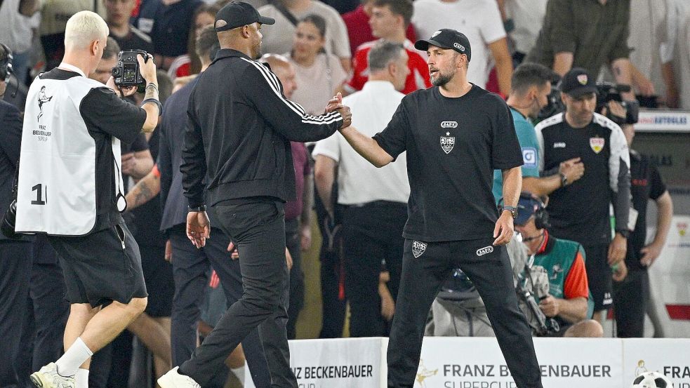 Shake Hands der Trainer Vincent Kompany (l) und Sebastian Hoeneß nach dem Supercup-Duell zu Saisonbeginn. (Archivbild) Foto: Tom Weller
