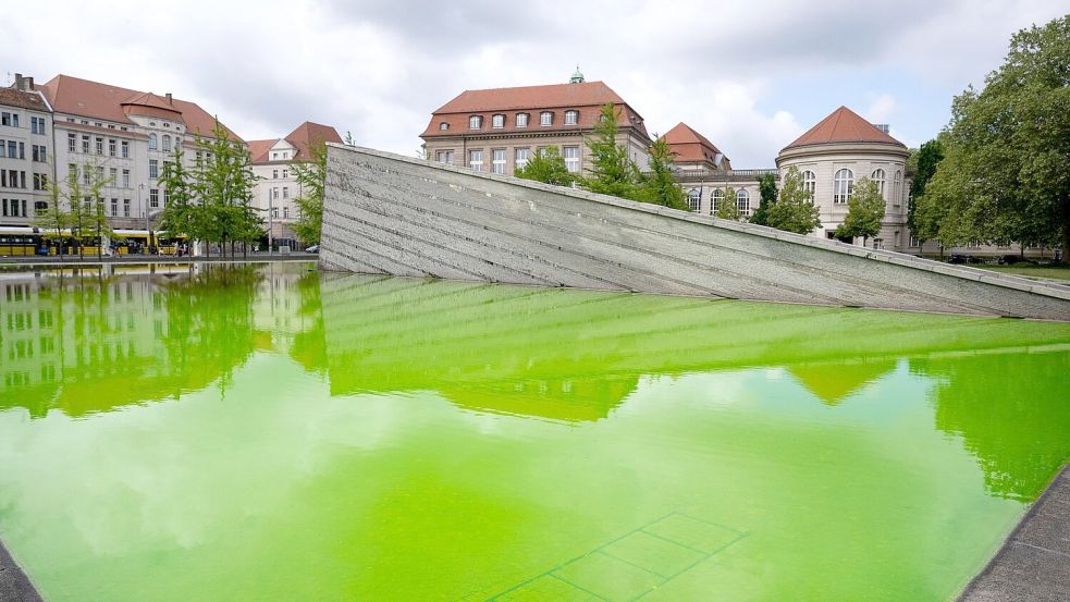 Auch der Mauerbrunnen vor dem Wirtschaftsministerium in Berlin leuchtete am Morgen grün. Foto: Christophe Gateau