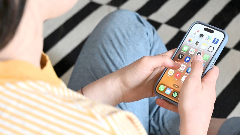 Eine Jugendliche mit einem Smartphone.Foto: DPA