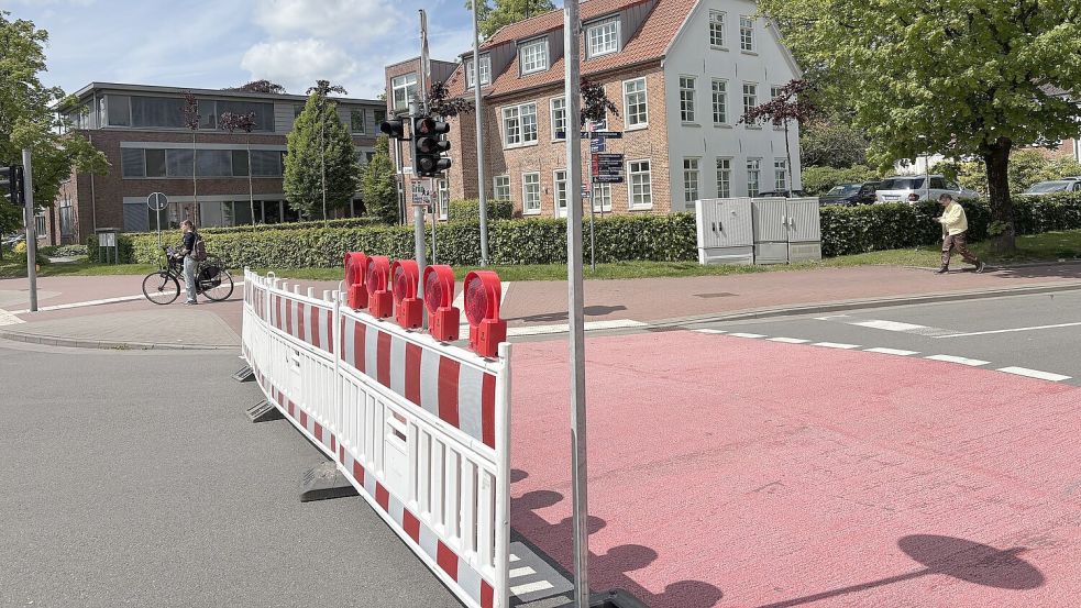Mit Barke und Schild: Die Auricher Hafenstraße war am Dienstag plötzlich voll gesperrt. Foto: Mieke Matthes
