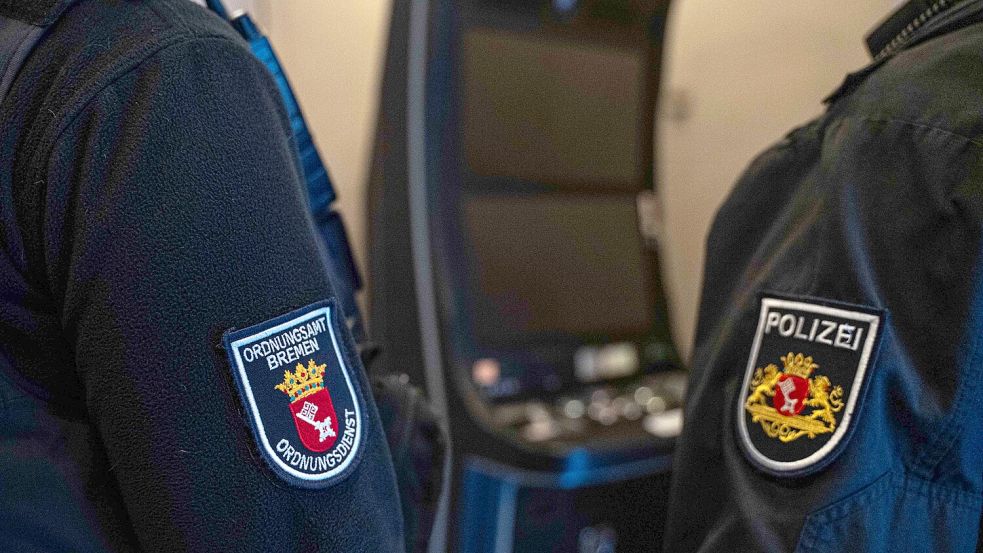 Schlag gegen die Clankriminalität: Bei einer Durchsuchung von elf Lokalen in Bremen stellten die Beamten unter anderem 19 Spielautomaten, Drogen und eine Waffe sicher. Foto: Polizei