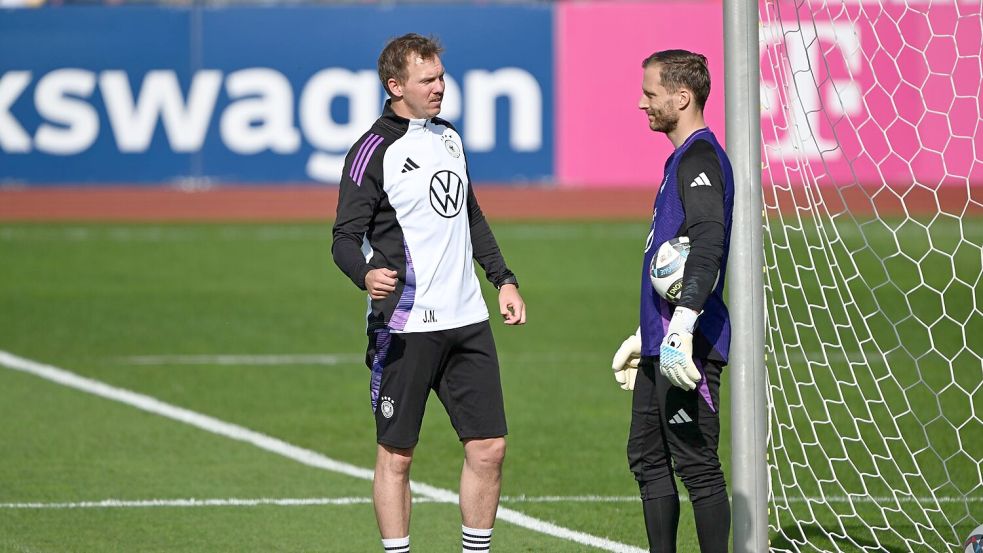 Bittere Nachricht für Oliver Baumann: Julian Nagelsmann (l) im Gespräch mit dem Hoffenheimer Torwart bei einer Trainingseinheit. (Archivbild) Foto: Federico Gambarini
