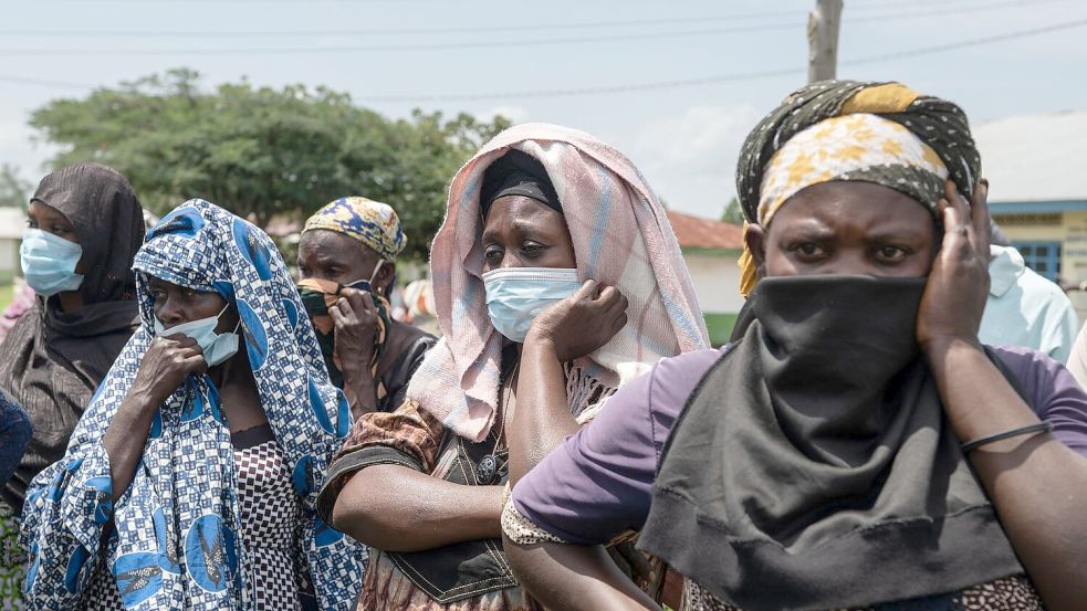 Angehörige sehen zu, wie an Ebola verstorbene Menschen aus einem Gesundheitszentrum in Rwampara, Kongo, gebracht werden. Foto: Moses Sawasawa