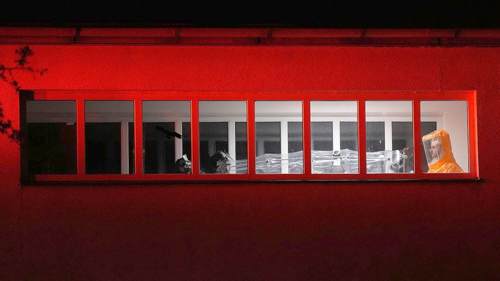 Ein US-amerikanischer Arzt, der Kontakt zu Ebola-Infizierten in Uganda hatte, ist in einem Krankenhaus in Prag angekommen. Foto: Petr David Josek/AP/dpa
