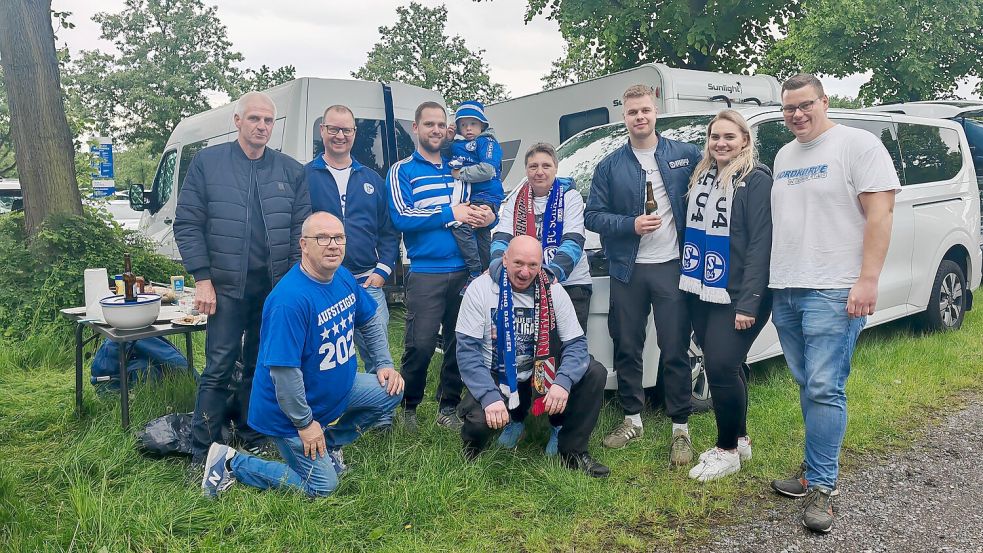 Die ostfriesischen Schalke-Fans Edo Wiese, (hinten von links) Holger Seeberg, Sascha Gronewold mit Fiete, Katja Santoro, Pascal Seeberg, Vanessa Eertmoed, Fabian Roolfs, Wilfried Gronewold (knieend) und Heiko Kuhlmann. Foto: privat