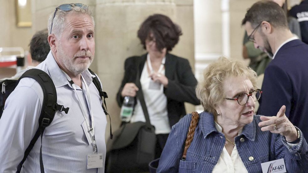 Viele Angehörige verfolgten den Urteilsspruch im Gerichtssaal. Foto: Stephane De Sakutin/AFP/dpa