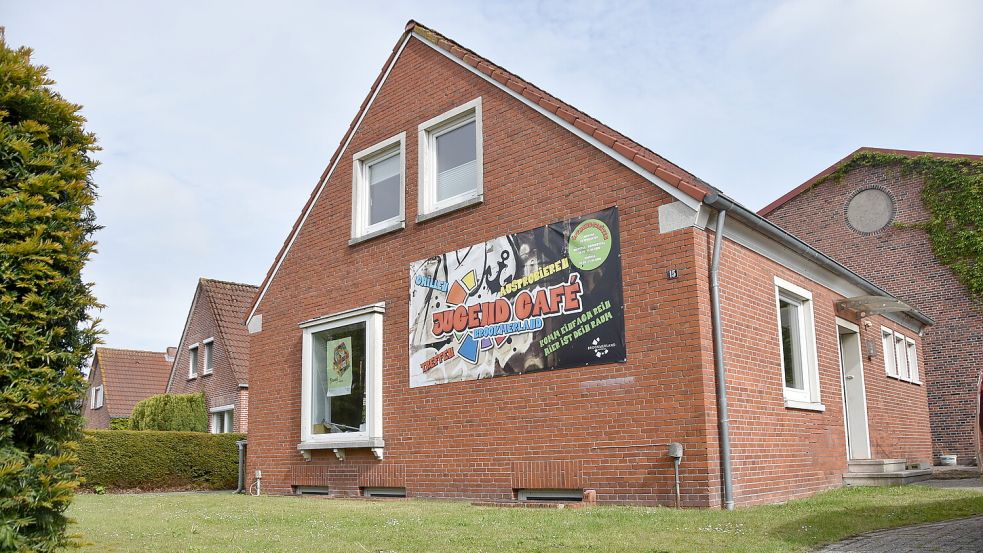 Ein buntes Banner zeigt es an: Das frühere Wohngebäude am Speckweg 15 in Marienhafe wird das neue Jugendcafé beherbergen. Foto: Thomas Dirks