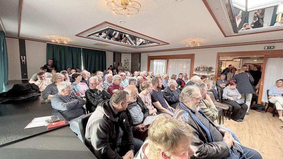 Immer mehr Stühle wurden in den vollen Saal des Holtroper Krugs gestellt. So viele Gäste hatten Fragen zum geplanten Masthähnchenstall. Foto: Christin Wetzel