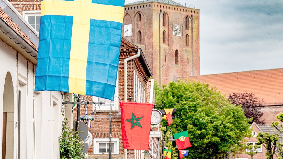 Bunte Flaggen verschiedener Länder wehen im Marienhafer Ortskern. Foto: Folkert Bents