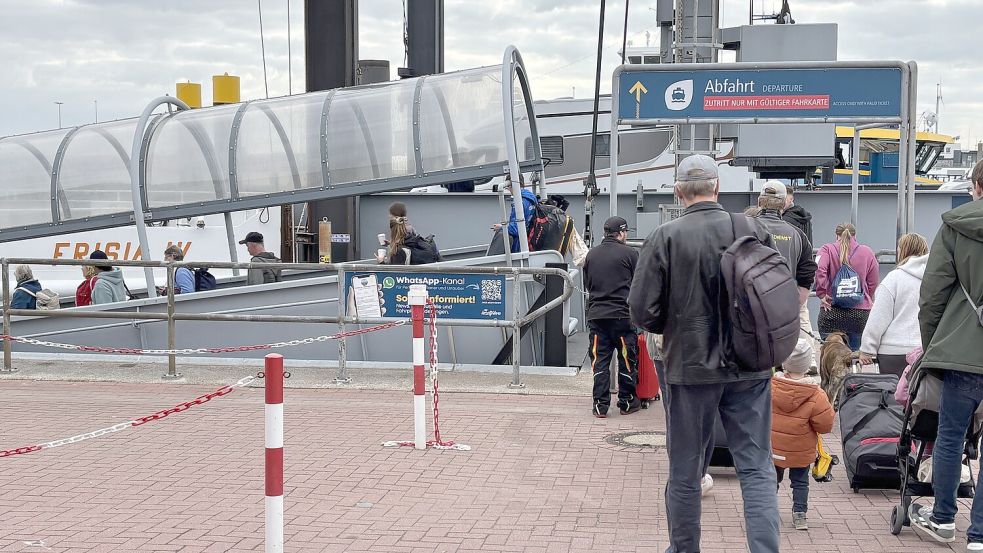 Viele Gäste nutzen das Pfingstwochenende, um mit der Fähre von Norddeich nach Norderney zu fahren. Foto: Rebecca Kresse