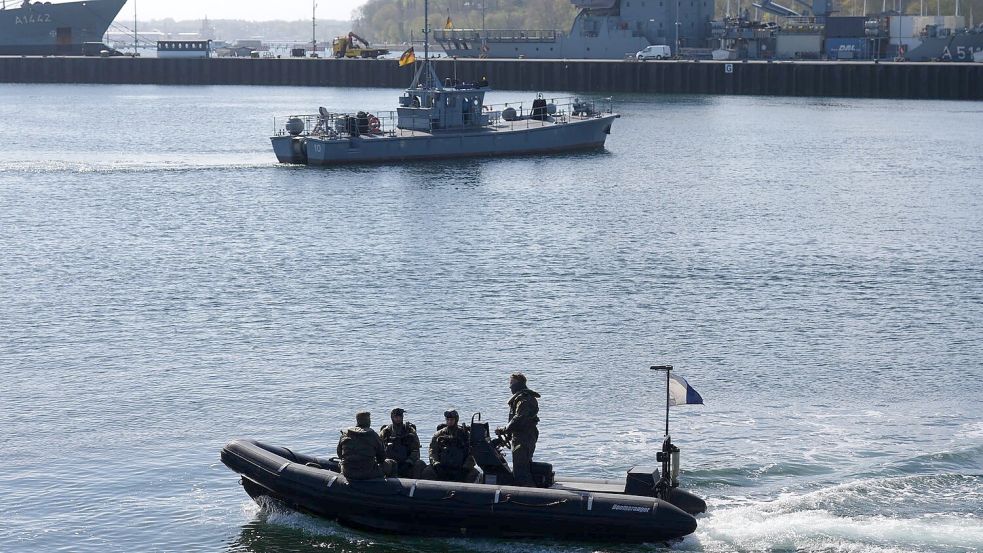 Minentaucher der Bundeswehr in einem Schlachboot. Foto: Marcus Brandt/dpa