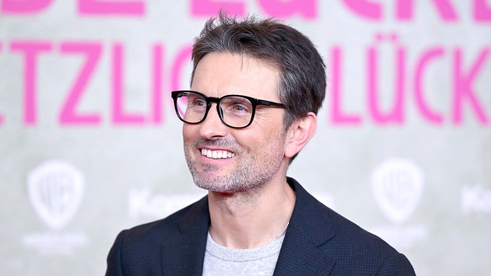 Simon Verhoeven geht ebenfalls ins Rennen um einen Filmpreis mit seiner Tragikomödie „Ach, diese Lücke, diese entsetzliche Lücke“. (Archivbild) Foto: Sven Hoppe