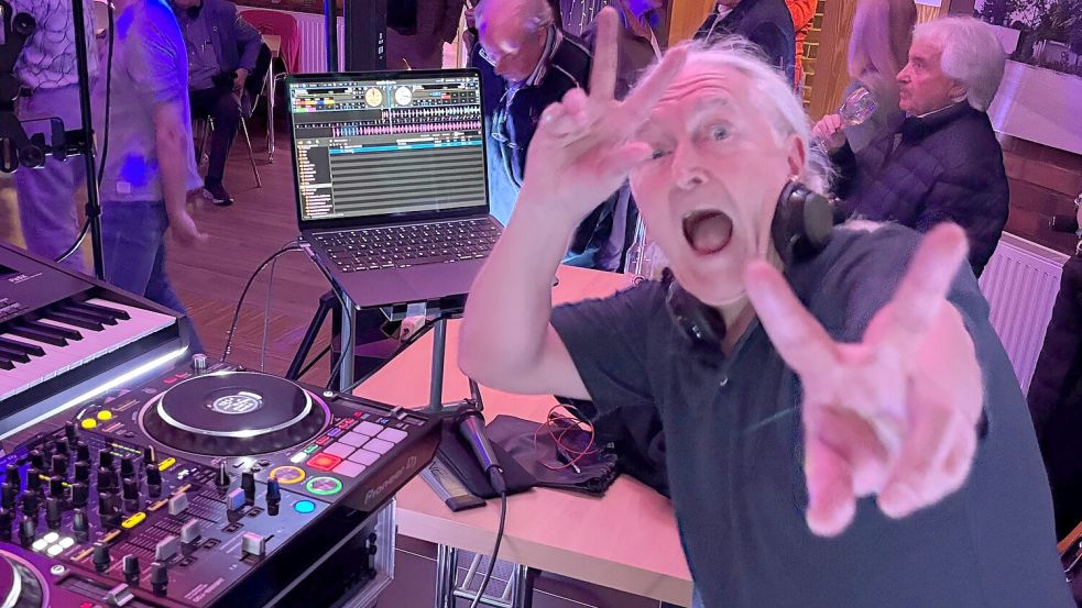 Ab geht die Post: Mit „Celebration“ von Kool & The Gang legt DJ Erik beim „Auricher Nachtgeflüster“ den Schalter um. Ab sofort begeben sich die Party-Gäste auf den Weg ins „Dinis“-Zeitalter. Die Tanzfläche im Schützenhaus füllt sich danach schlagartig. Foto: Udo Hippen
