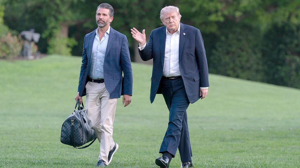 US- Präsident Trump (r.) und sein ältester Sohn (l.) Foto: dpa/AP | Jose Luis Magana