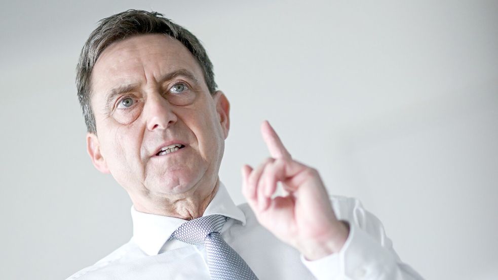 „Bei der Pflegeversicherung brennt die Hütte“, warnt GKV-Chef Oliver Blatt. (Archivbild) Foto: Britta Pedersen