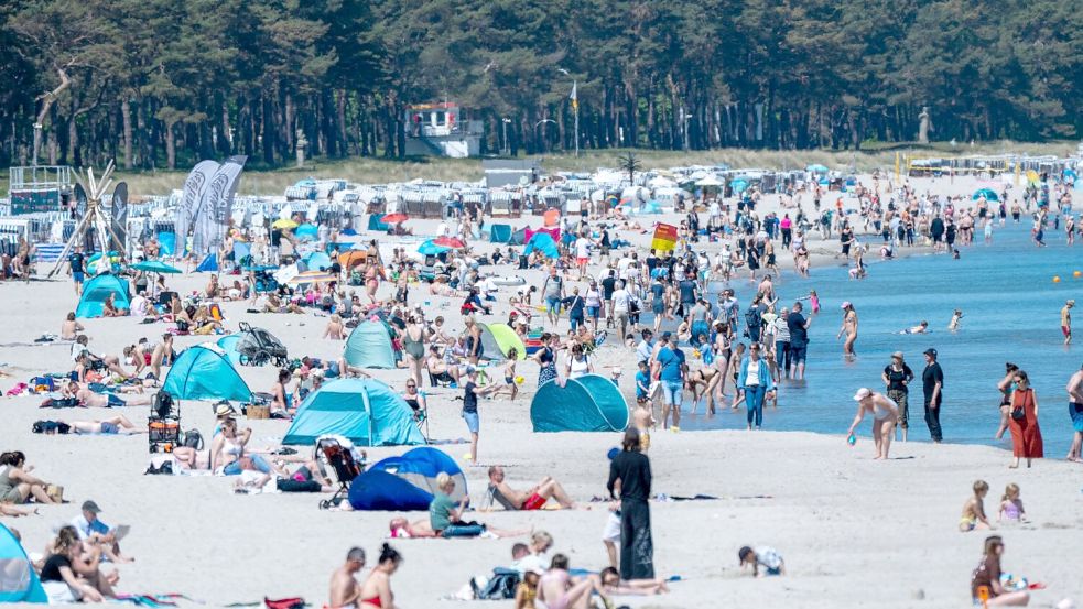 Auch auf der Ostseeinsel Rügen genießen unzählige Badegäste das sommerliche Wetter. Foto: Stefan Sauer