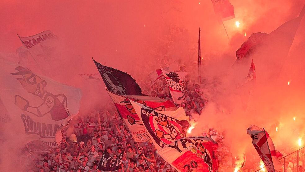 Fans zünden beim Pokalfinale Pyrotechnik. Foto: Michael Kappeler/dpa