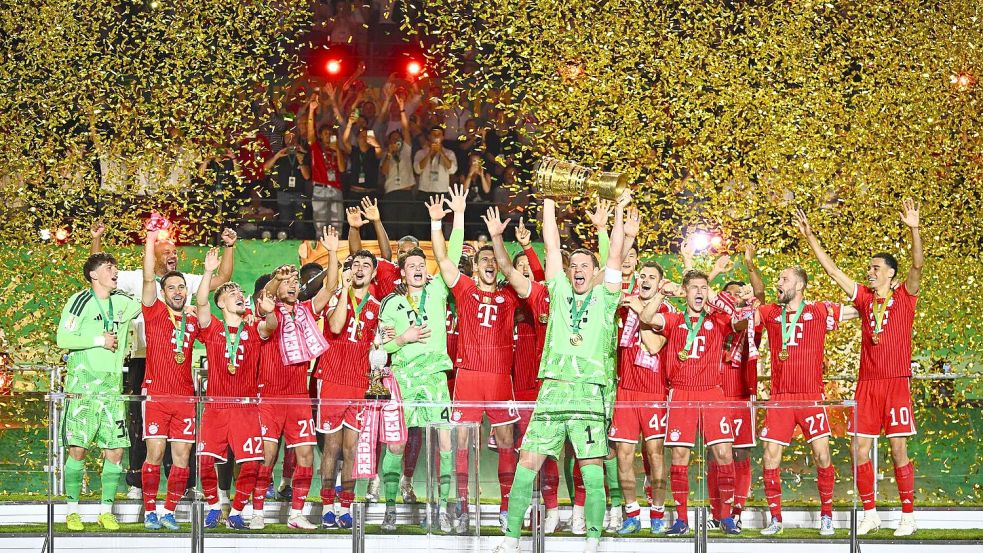 Manuel Neuer stemmt den DFB-Pokal in die Höhe. Foto: Tom Weller/dpa