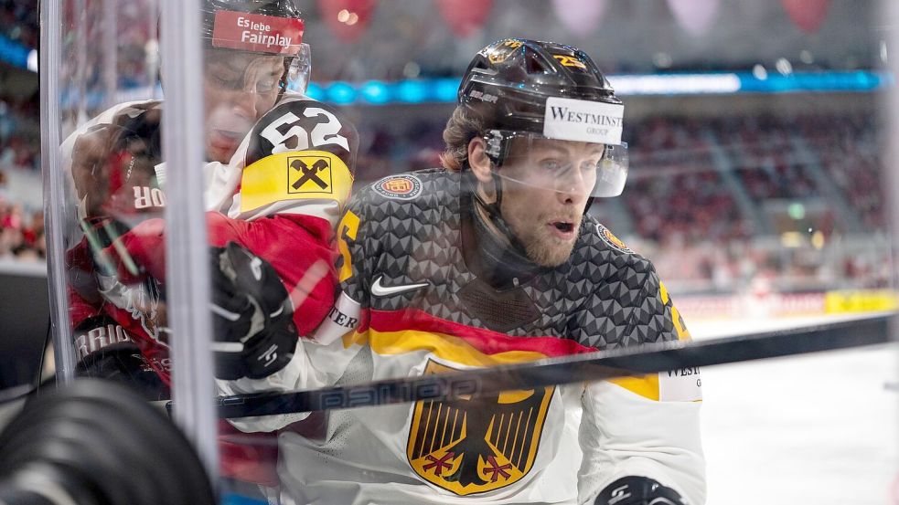 Leon Hüttel (r) kämpft mit dem Österreicher Paul Huber um den Puck. Foto: Claudio Thoma