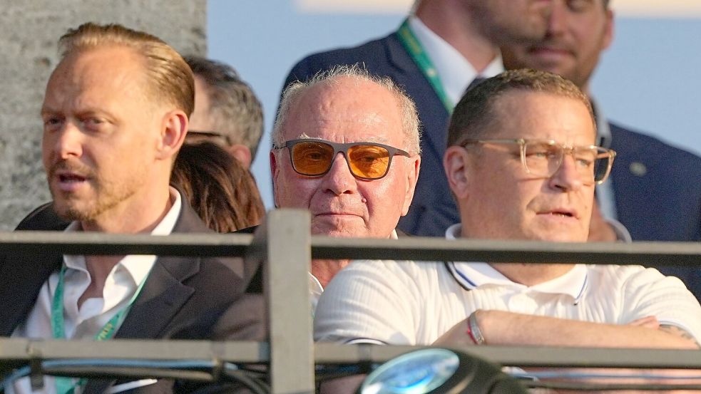 Max Eberl (r) verfolgt das Pokalfinale auf der Tribüne. Links hinter ihm Ehrenpräsident Uli Hoeneß. Foto: Michael Kappeler/dpa
