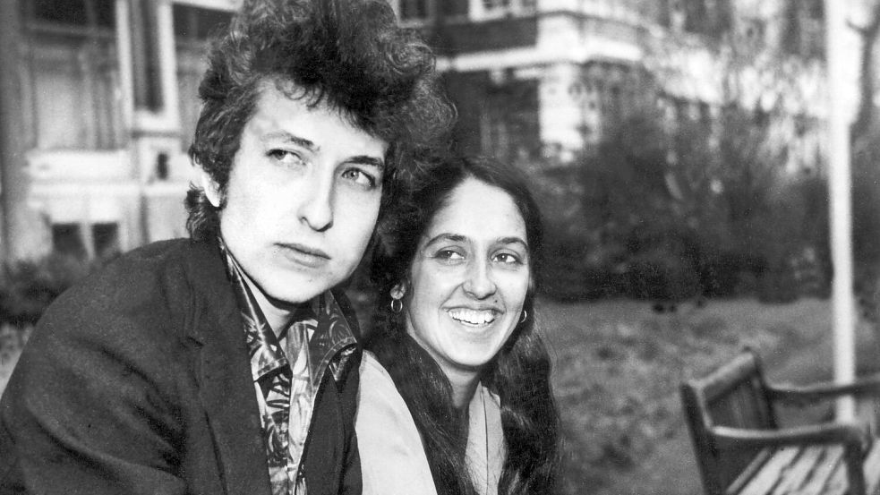 Diese Aufnahme von 1965 zeigt den jungen Dylan und seine Kollegin Joan Baez. Foto: UPI/dpa