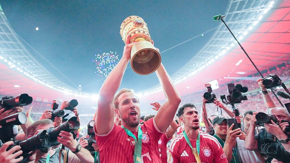 Harry Kane jubelt mit dem DFB-Pokal. Foto: Michael Kappeler/dpa