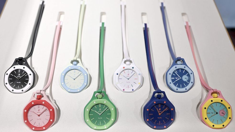 Die Uhr am Bändel: Die neue Kollektion Royal Pop der Uhrenmarke Swatch sorgt für Tumulte vor den Geschäften. Foto: IMAGO/Kobe Li