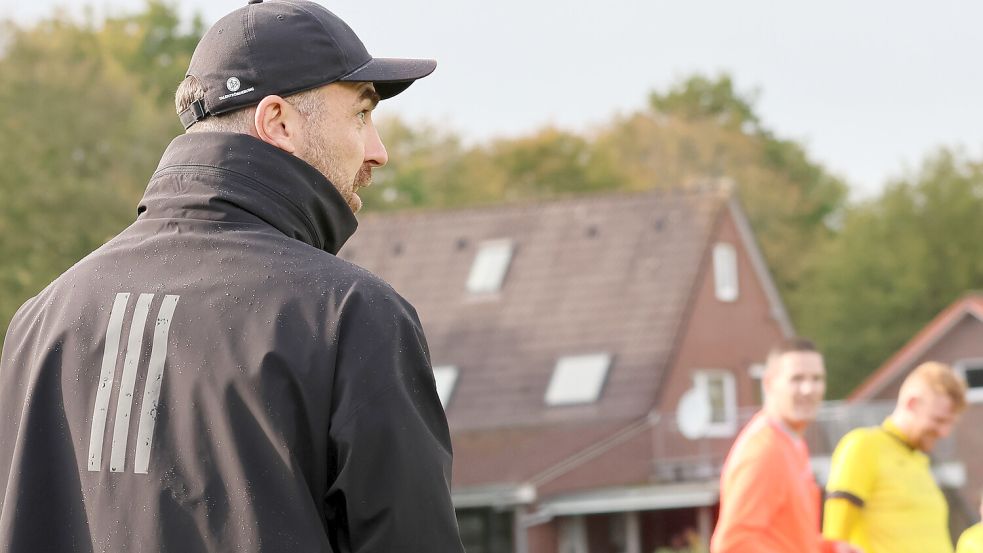 Der Middelser Trainer Tobias Ryl (links) ärgerte sich mächtig über den Einbruch ins TuS-Vereinsheim (im Hintergrund) am Barger Weg am Freitagabend. Unbekannte zerstörten Räume und stahlen Gegenstände. Foto: Jens Doden (Blomberg).